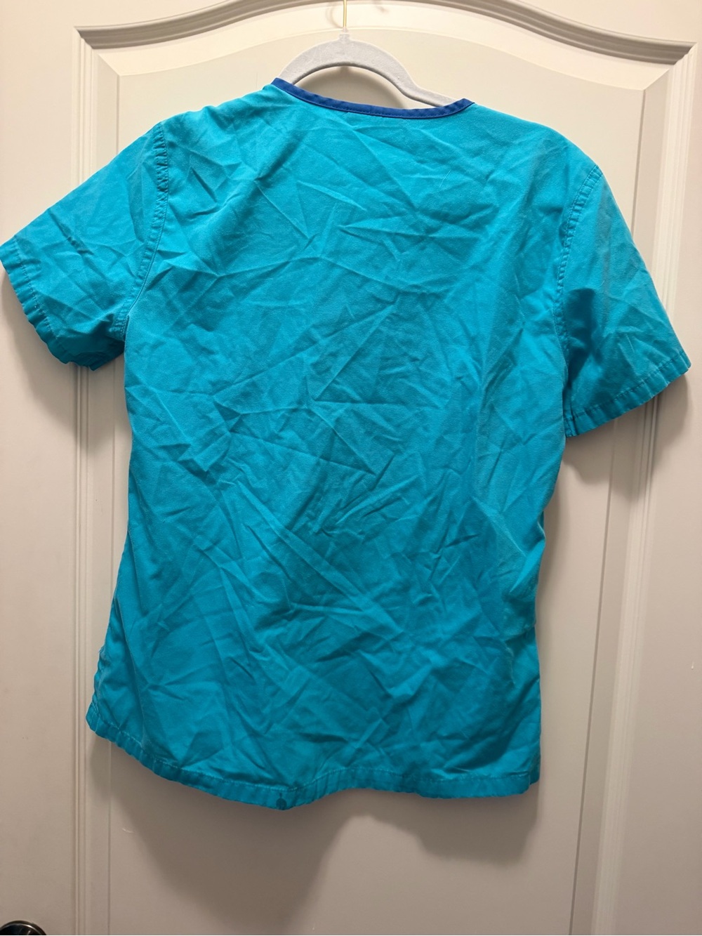 Urbane Bright Turquoise V-Neck Medical Scrub Set! - Picture 7 of 15